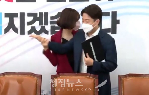 국민의힘 최고위원회의에서 이준석 대표가 배현진 최고위원의 악수를 뿌리치자 뱁현진 최고위원이 이 대표의 어깨를 때리고 자신의 자리로 돌아갔다. 2022.6.23.