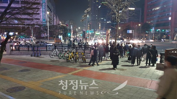 밤9시 영업제한이 가져온 풍경. 서울 잠실 일대에서 밤9시가 되자 곳곳에서 사람들이 쏟아져 나오고 있다. 2021.2.13. ⓒ청정뉴스 권아린 기자