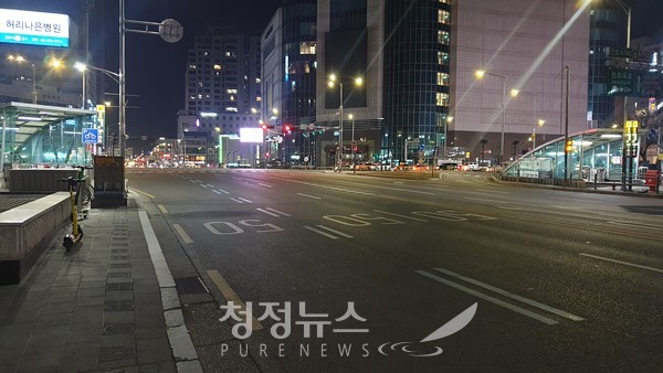 코로나 통금으로 인해 휑한 서울의 밤거리. 2021.2.24. 천호사거리. ⓒ청정뉴스 권아린 기자