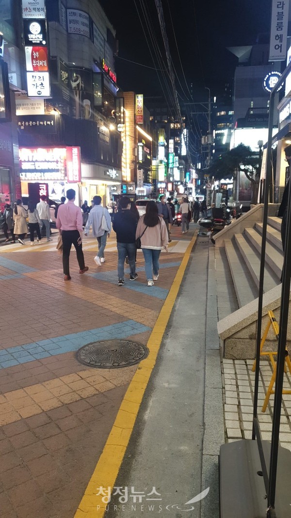 백신접종률이 높아지고 사회적 거리두기가 완화되면서 활기를 띄는 서울의 거리. 2021.10.15. 청정뉴스 권아린 기자